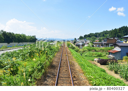 2020年夏の山形鉄道フラワー長井線と車窓からの風景 80400327