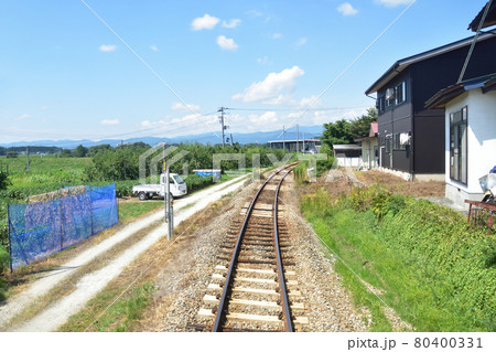 2020年夏の山形鉄道フラワー長井線と車窓からの風景 80400331