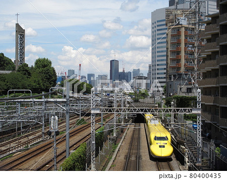東京都品川駅付近を通過するドクターイエローの写真素材 東京都品川駅付近を通過するドクターイエローの写真素材