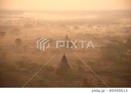 早朝のバガンの景色（ミャンマー） 80400613