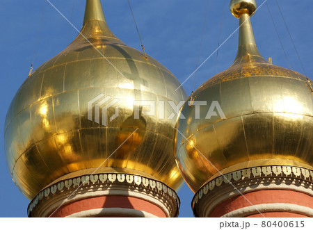 The big gold domes of orthodox church in city centre Moscow 80400615