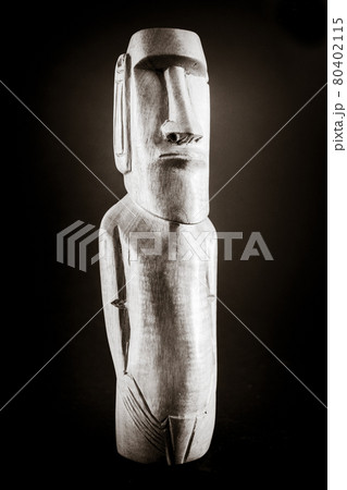 Traditional statue of a moai from Easter Island 80402115
