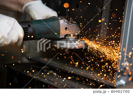 Process of flexion sheet metal cutting with huge sparklings, an industrial concept 80402700