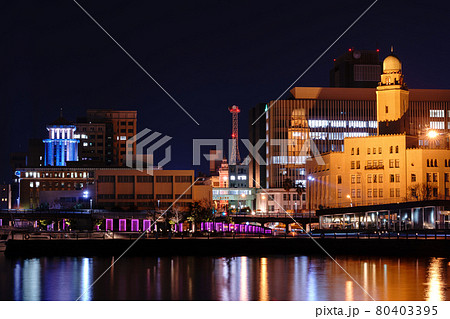 横浜 赤レンガパークから望む 横浜三塔のライトアップ 横浜 赤レンガパークから望む 横浜三塔のライトアップ 80403395