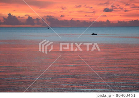 沖縄県国頭村　奥間海岸の夕景 80403451