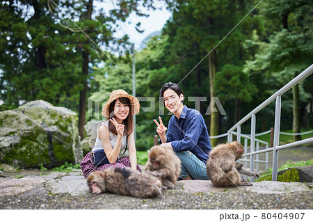 動物園デートで記念撮影する若いカップル 撮影協力 高崎山自然動物園 の写真素材