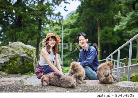 動物園デートで記念撮影する若いカップル（撮影協力「高崎山自然動物園」） 80404908