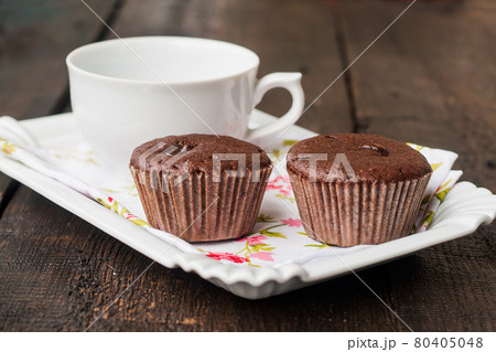 chocolate muffins, cakes and cup of coffee 80405048