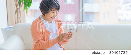 スマホを使うシニア女性 80405726
