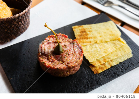 Raw veal tartare 80406119