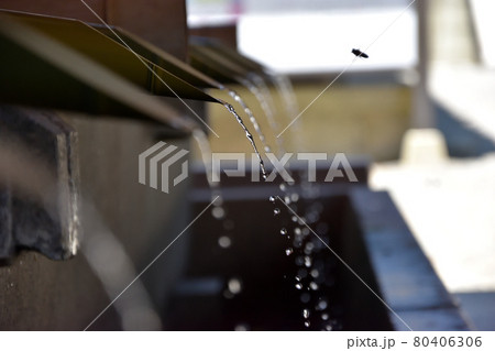 神社の手水舎 神社の手水舎 80406306
