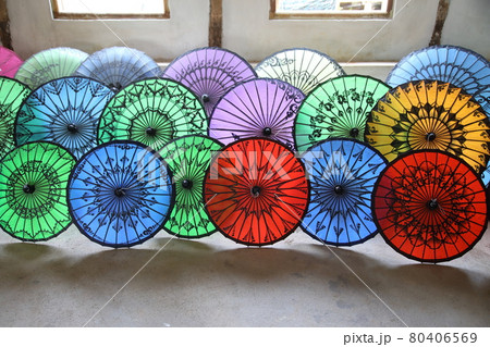 インレー湖の伝統的な傘（ニャウンシェ、ミャンマー） 80406569