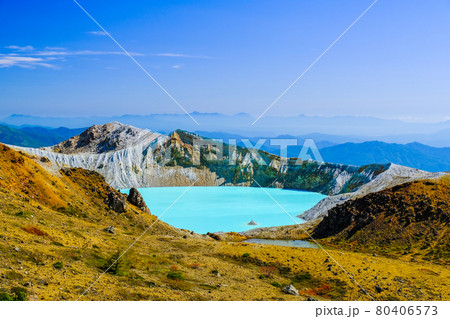 草津白根山の湯釜 80406573