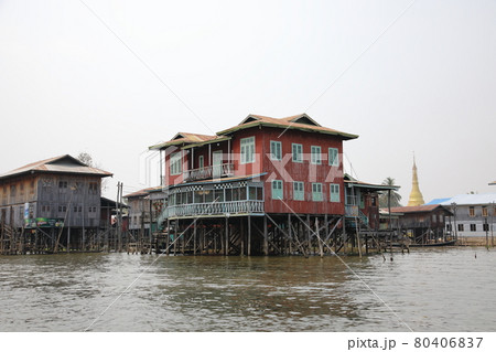 インレー湖の水上家屋（ニャウンシェ、ミャンマー） 80406837