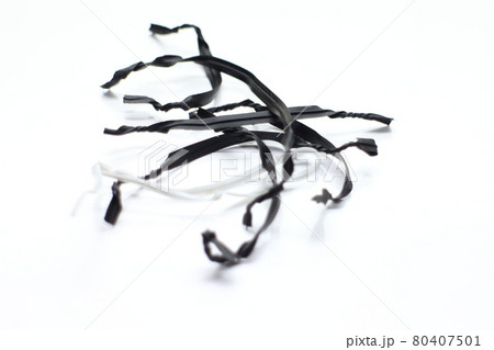 真ん中にある黒と白のビニタイ 真ん中にある黒と白のビニタイ 80407501