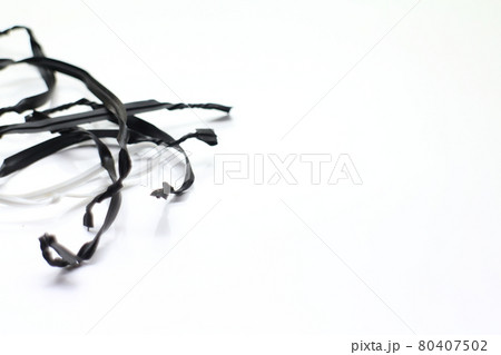 黒色と白色のビニタイのアップ 80407502