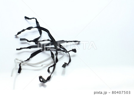 黒色と白色のビニタイ 80407503