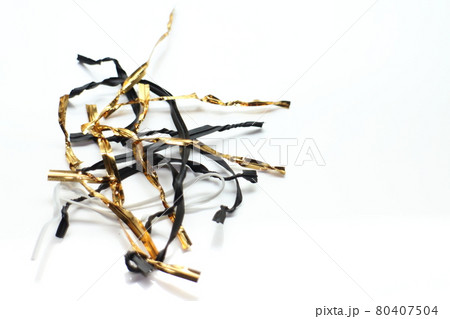 左に集まる金色と黒色のビニタイ 左に集まる金色と黒色のビニタイ 80407504