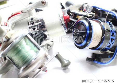 釣りを楽しむたくさんのリール 80407515