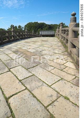 甲突川五石橋のひとつ西田橋　歩道の石畳 80407666