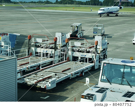 大阪国際空港の飛行機と専用車両、楽しい夏休み、帰省ラッシュ、新型コロナ自粛、ワクチン接種 大阪国際空港の飛行機と専用車両、楽しい夏休み、帰省ラッシュ、新型コロナ自粛、ワクチン接種 80407752