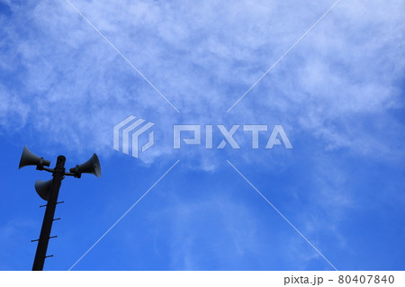 青空ともやもやした雲の中のスピーカー 80407840