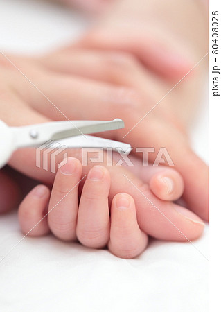 新生児の手の爪切りをするママ 80408028