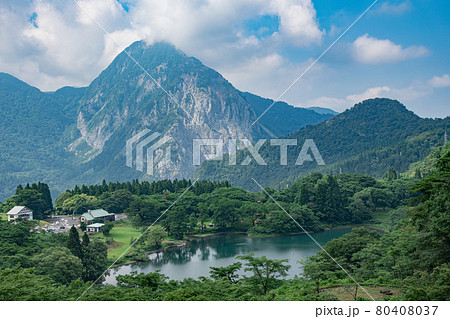 新緑の高波の池と明星山 80408037