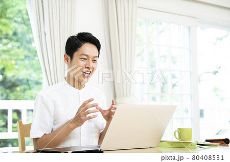 男性　テレワーク　オンライン会議　笑顔　英会話教室 80408531