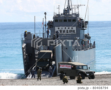 浜辺で高機動車を揚陸する 海上自衛隊の輸送艦 ゆら 退役 の写真素材