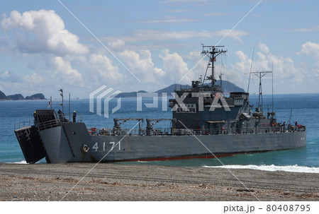 揚陸場所に着岸した、海上自衛隊の輸送艦「ゆら」(退役) 揚陸場所に着岸した、海上自衛隊の輸送艦「ゆら」(退役) 80408795