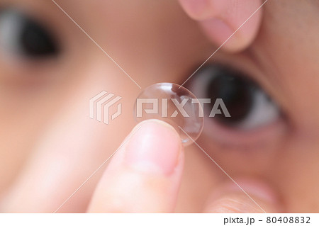 コンタクトレンズを装着する女性 80408832