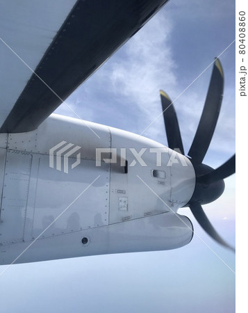 大阪国際空港の飛行機と専用車両、楽しい夏休み、帰省ラッシュ、新型コロナ自粛、ワクチン接種 80408860