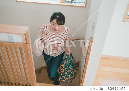 買い物帰りのママ 買い物帰りのママ 80411162