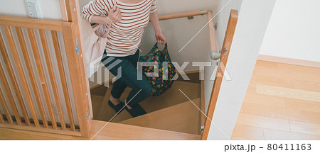 買い物帰りのママ 買い物帰りのママ 80411163