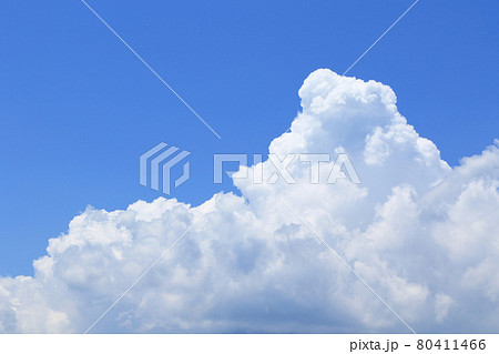 夏の大空　巨大な入道雲 80411466