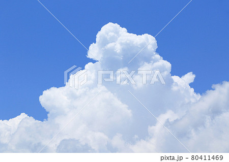 夏の大空　巨大な入道雲 80411469