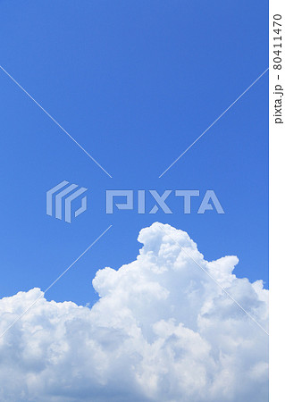 夏の大空　巨大な入道雲 80411470