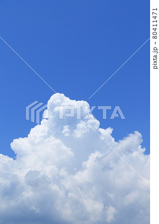 夏の大空　巨大な入道雲 80411471
