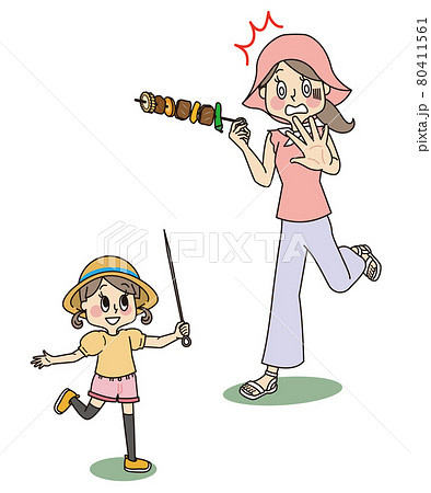 バーベキューの串を持って走る小さな女の子と慌てているお母さん 80411561