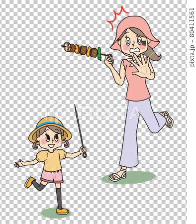 バーベキューの串を持って走る小さな女の子と慌てているお母さん 80411561