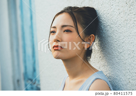 悲しむ女性 80411575