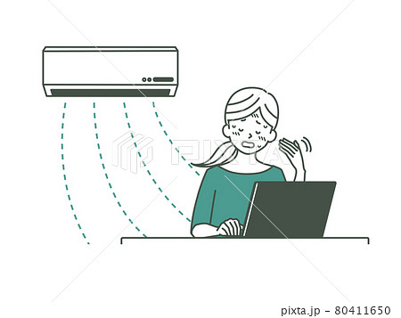 冷房が弱すぎ、または暖房が強すぎで暑がる女性-2色 80411650