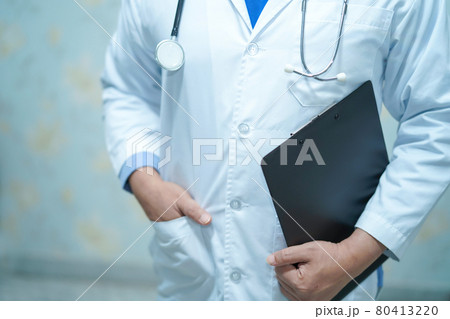 Doctor with clipboard  for note diagnosis  of patients in nursing hospital ward : healthy strong medical concept.. 80413220