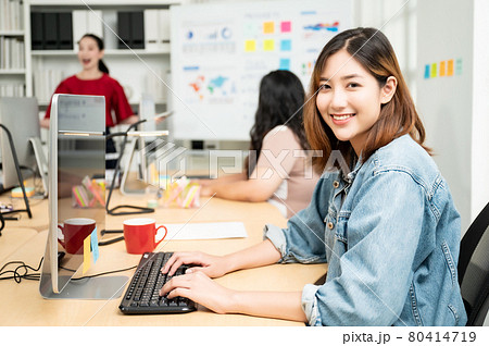 Beautiful asian woman working on a laptop at work 80414719