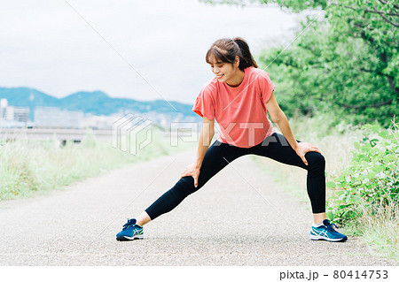 ストレッチをする女性 80414753