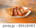 ウッドデッキで食べる手羽先の甘辛唐揚げ 80416463