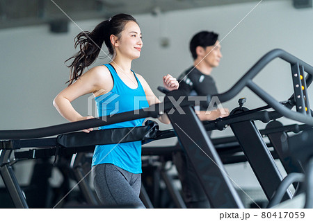フィットネス　スポーツジム　ランニング　トレーニング　エクササイズ 80417059