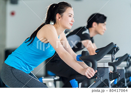フィットネス　スポーツジム　エアロバイク　トレーニング　エクササイズ 80417064