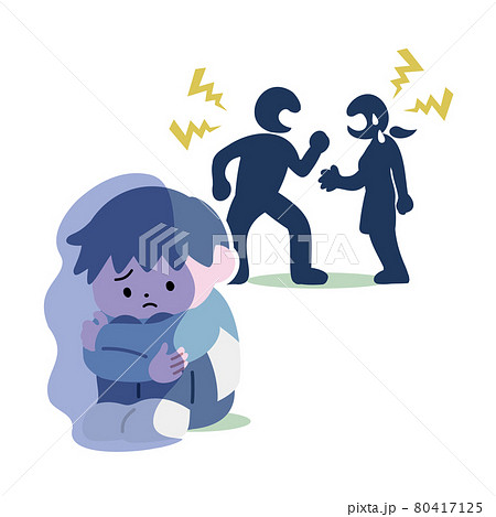 喧嘩する親と、隅にいる男の子 80417125